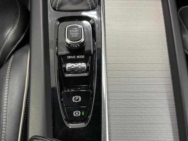 Photo of 2018 Crystal White Volvo XC60