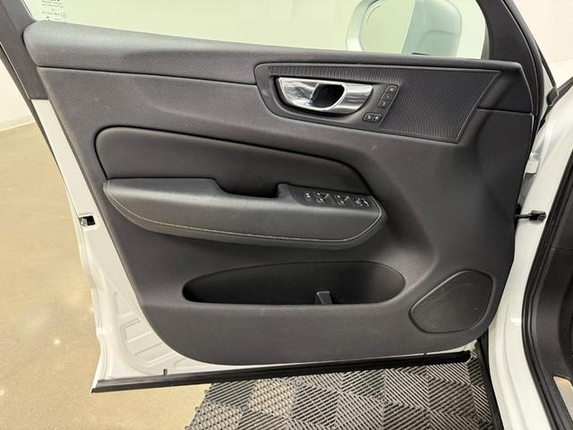 Photo of 2018 Crystal White Volvo XC60
