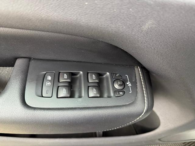 Photo of 2018 Crystal White Volvo XC60