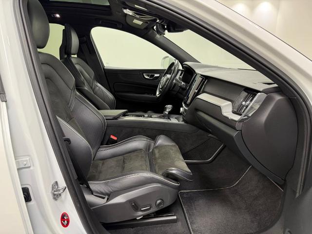 Photo of 2018 Crystal White Volvo XC60