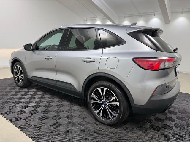 Photo of 2021 Iconic Silver Metallic Ford Escape