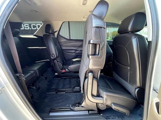 Photo of 2021 Silver Ice Metallic Chevrolet Traverse