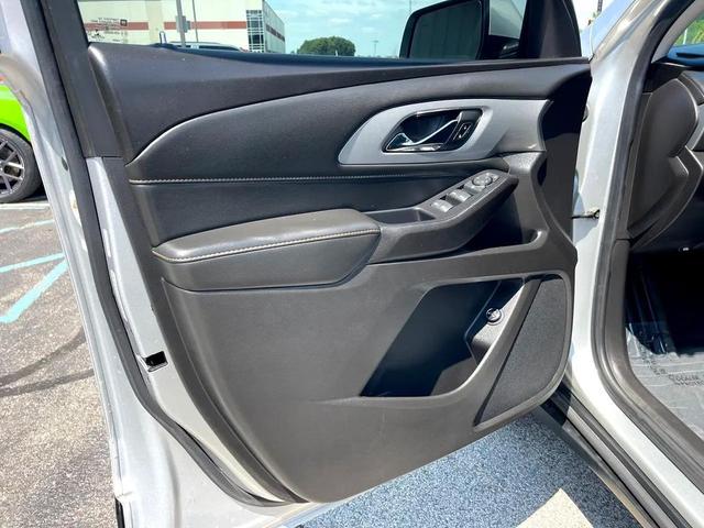 Photo of 2021 Silver Ice Metallic Chevrolet Traverse