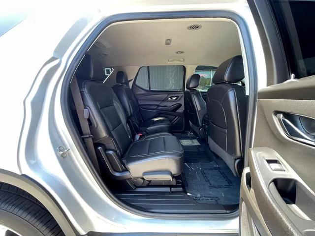 Photo of 2021 Silver Ice Metallic Chevrolet Traverse