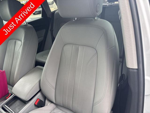 Photo of 2022 Glacier White Metallic Audi Q5