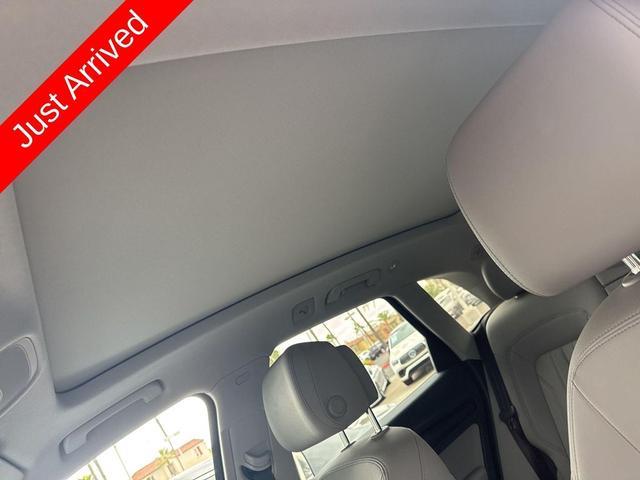 Photo of 2022 Glacier White Metallic Audi Q5