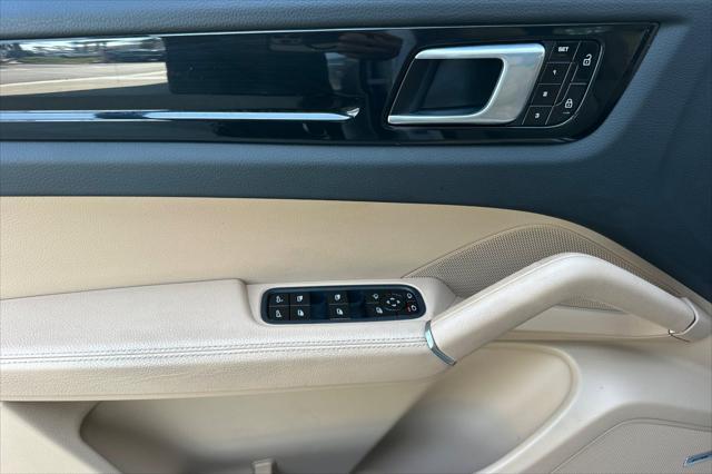 Photo of 2021 Carrara White Metallic Porsche Cayenne