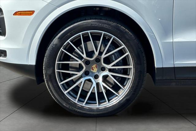 Photo of 2021 Carrara White Metallic Porsche Cayenne