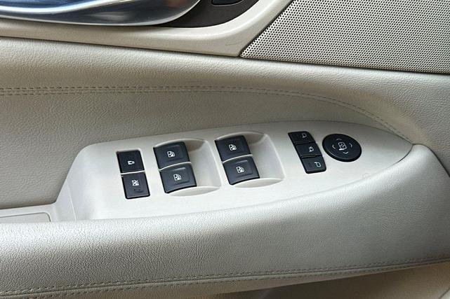 Photo of 2015 White Diamond Tricoat Cadillac Escalade ESV