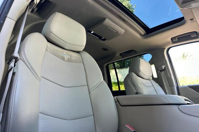 Photo of 2015 White Diamond Tricoat Cadillac Escalade ESV