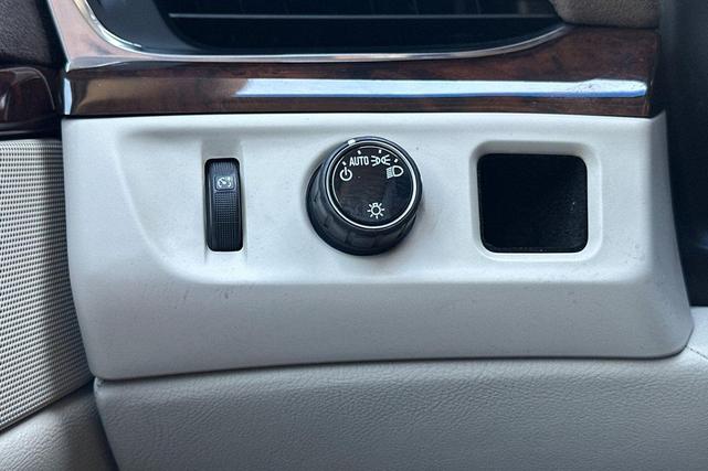 Photo of 2015 White Diamond Tricoat Cadillac Escalade ESV