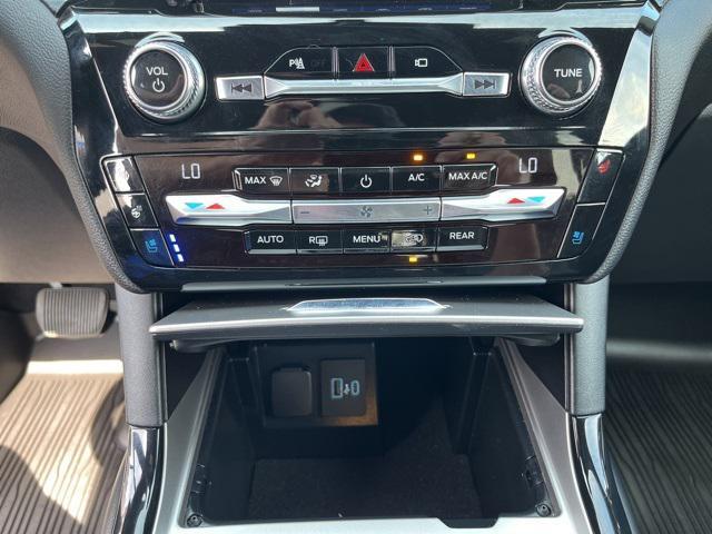 Photo of 2021 Iconic Silver Metallic Ford Explorer