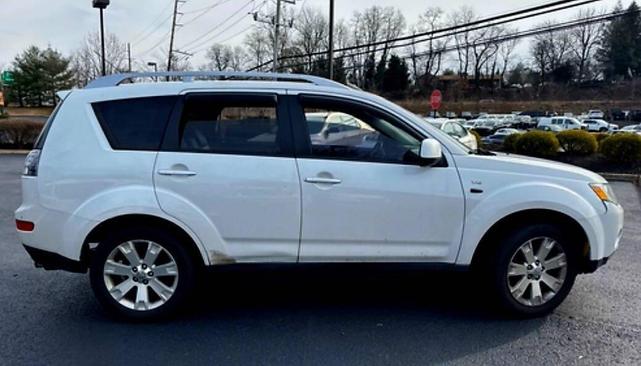Photo of 2008 Diamond White Pearl Mitsubishi Outlander