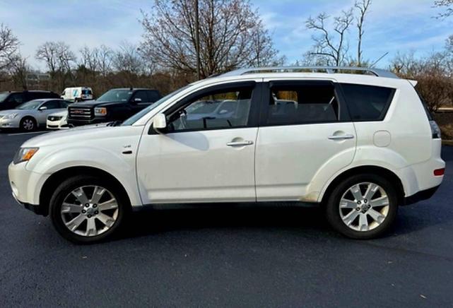 Photo of 2008 Diamond White Pearl Mitsubishi Outlander
