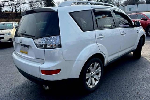Photo of 2008 Diamond White Pearl Mitsubishi Outlander