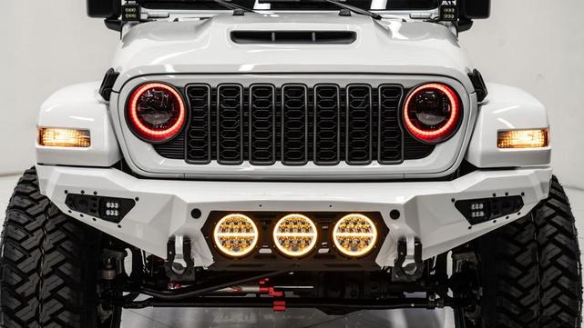 Photo of 2025 Bright White Clearcoat Jeep Wrangler