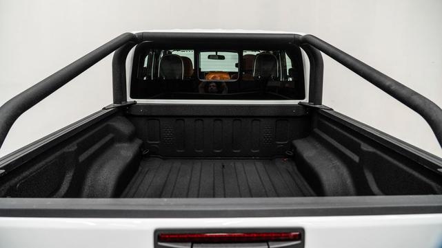 Photo of 2025 Bright White Clearcoat Jeep Gladiator