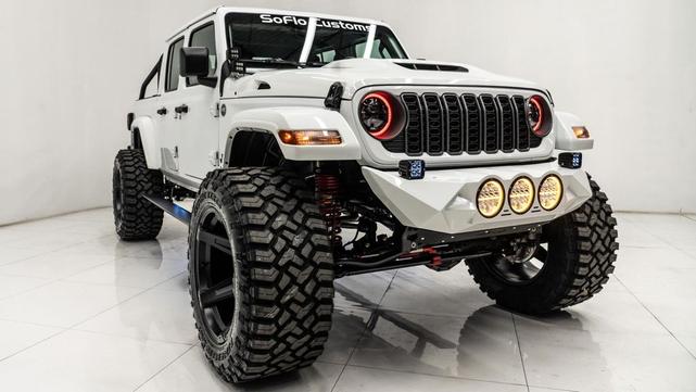 Photo of 2025 Bright White Clearcoat Jeep Gladiator
