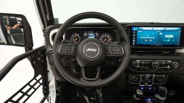 Photo of 2025 Bright White Clearcoat Jeep Gladiator