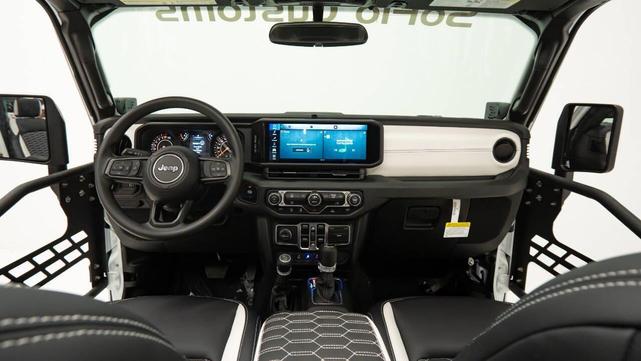 Photo of 2025 Bright White Clearcoat Jeep Gladiator