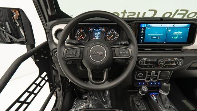 Photo of 2025 Bright White Clearcoat Jeep Gladiator