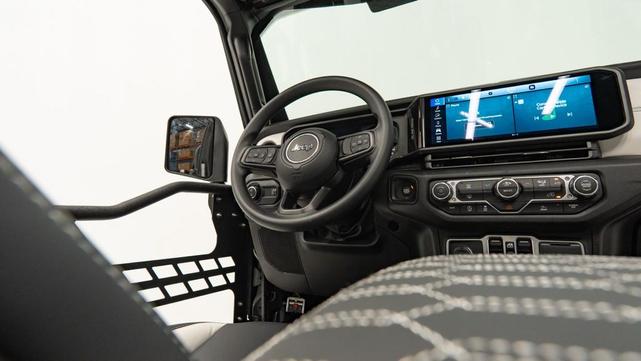 Photo of 2025 Bright White Clearcoat Jeep Gladiator