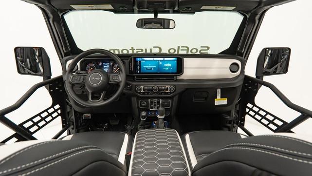 Photo of 2025 Bright White Clearcoat Jeep Gladiator