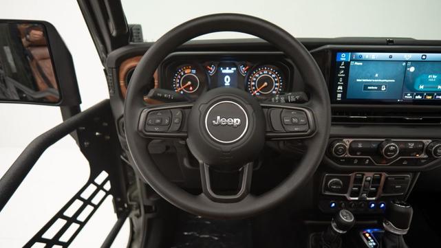 Photo of 2025 Bright White Clearcoat Jeep Gladiator