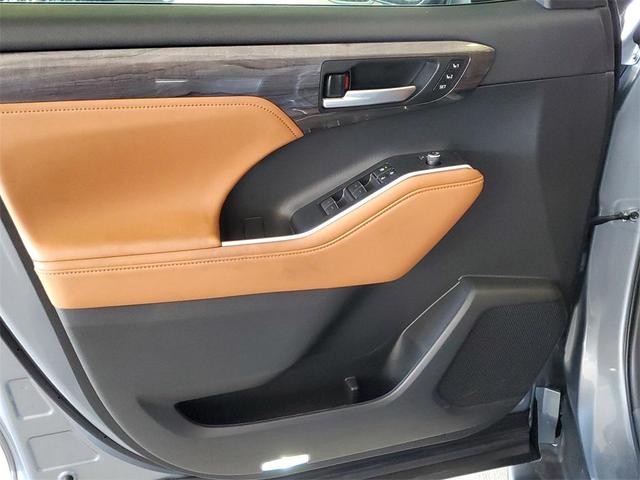Photo of 2024 Moon Dust Toyota Highlander