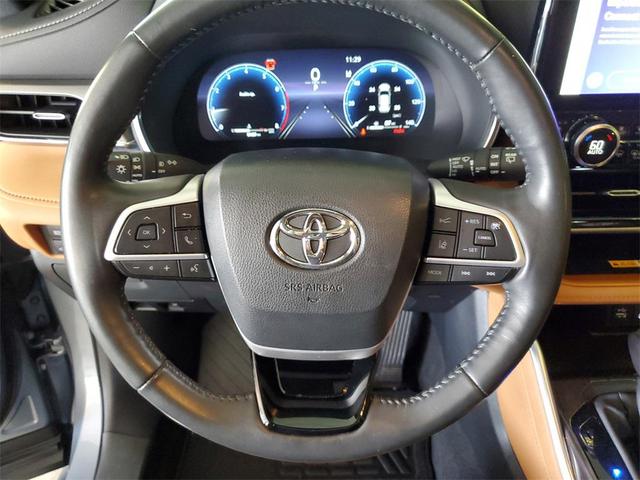 Photo of 2024 Moon Dust Toyota Highlander