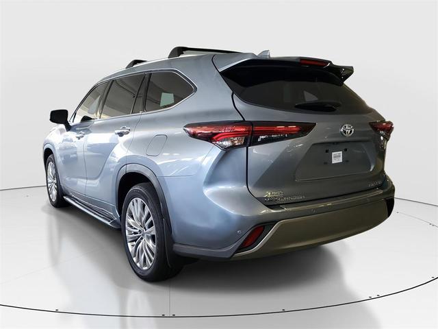 Photo of 2024 Moon Dust Toyota Highlander