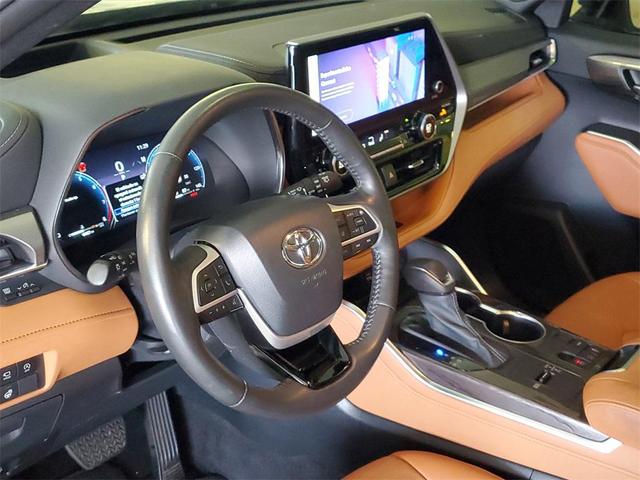 Photo of 2024 Moon Dust Toyota Highlander