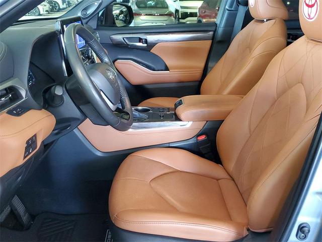 Photo of 2024 Moon Dust Toyota Highlander