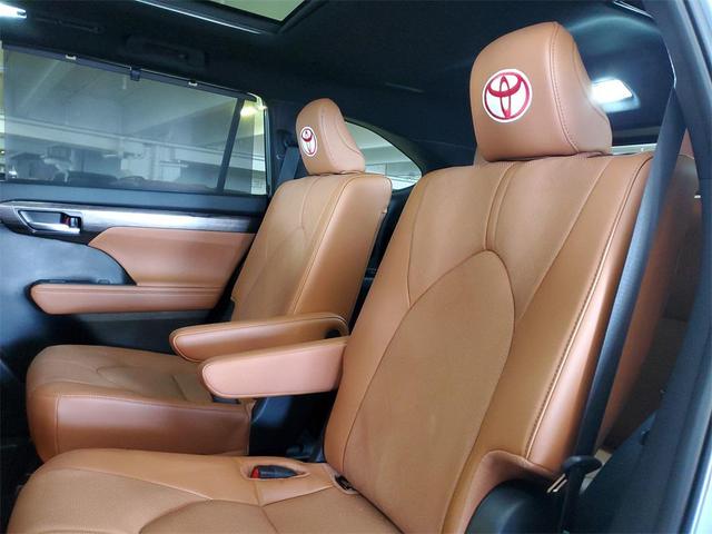 Photo of 2024 Moon Dust Toyota Highlander