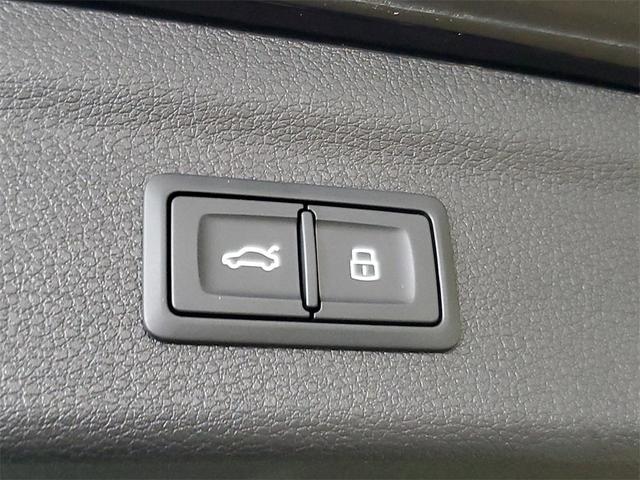 Photo of 2024 Mythos Black Metallic Audi Q3