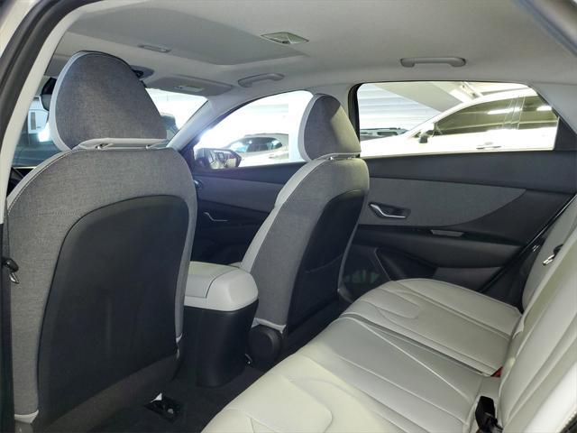 Photo of 2023 Shimmering Silver Pearl Hyundai ELANTRA