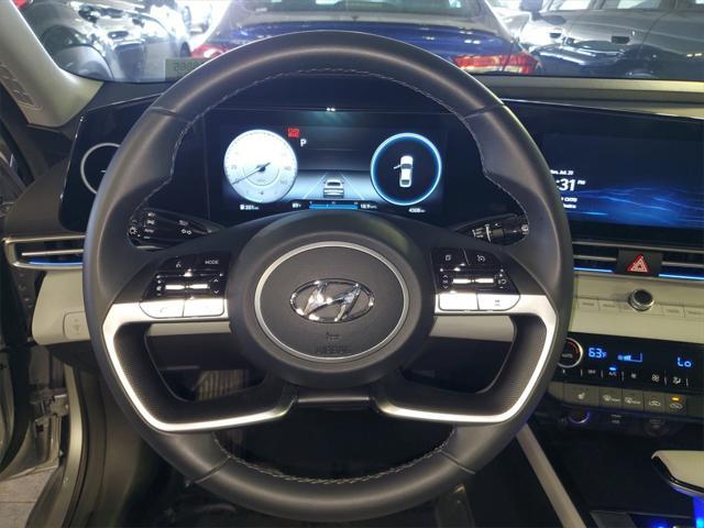 Photo of 2023 Shimmering Silver Pearl Hyundai ELANTRA