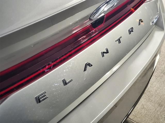 Photo of 2023 Shimmering Silver Pearl Hyundai ELANTRA