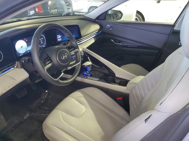 Photo of 2023 Shimmering Silver Pearl Hyundai ELANTRA