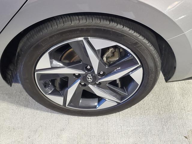 Photo of 2023 Shimmering Silver Pearl Hyundai ELANTRA