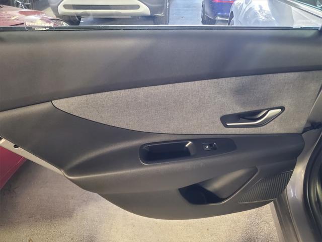 Photo of 2023 Shimmering Silver Pearl Hyundai ELANTRA