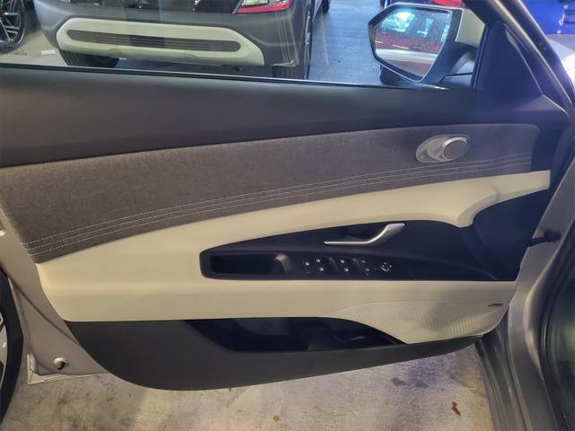 Photo of 2023 Shimmering Silver Pearl Hyundai ELANTRA