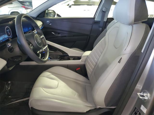 Photo of 2023 Shimmering Silver Pearl Hyundai ELANTRA