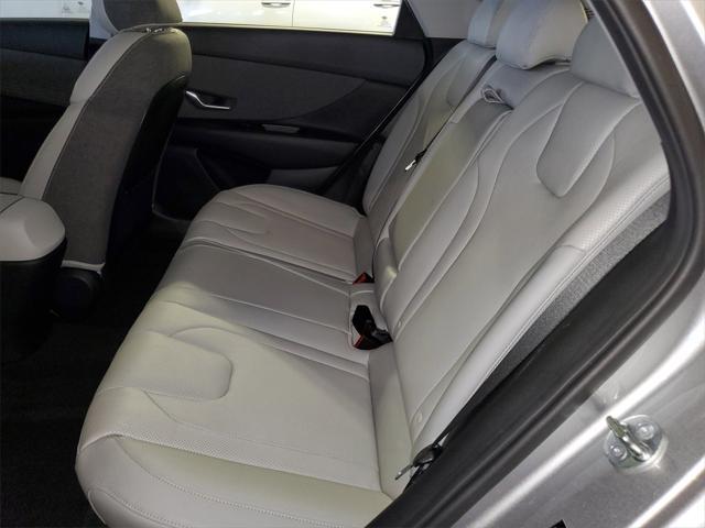 Photo of 2023 Shimmering Silver Pearl Hyundai ELANTRA