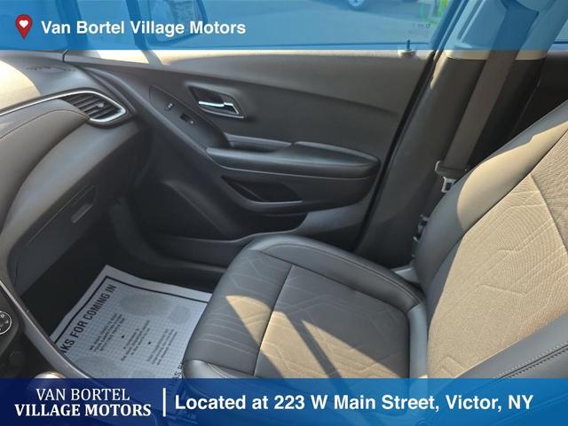 Photo of 2022 Silver Ice Metallic Chevrolet Trax