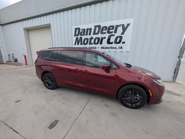 Photo of 2020 Velvet Red Pearlcoat Chrysler Pacifica