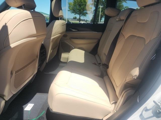 Photo of 2025 Bright White Clearcoat Jeep Grand Cherokee