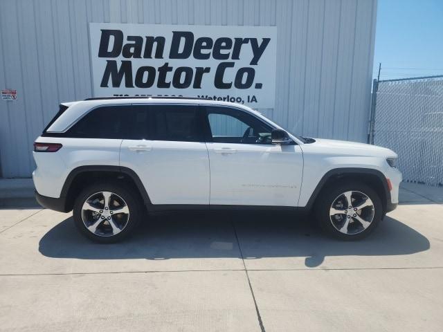 Photo of 2025 Bright White Clearcoat Jeep Grand Cherokee