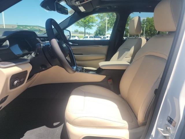 Photo of 2025 Bright White Clearcoat Jeep Grand Cherokee