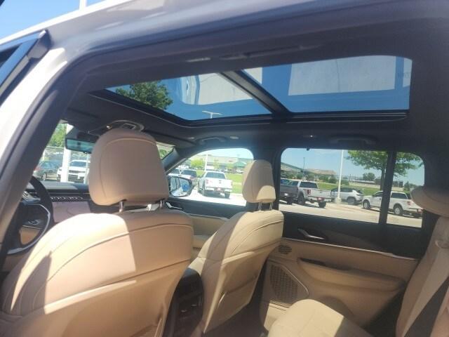 Photo of 2025 Bright White Clearcoat Jeep Grand Cherokee